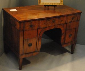 Kleiner Schreibtisch zur freistehenden Aufstellung, aus Nussbaumholz mit Maserfurnier, cm. 80 x 114 x 60, Epoche Directoire, Lombardei.