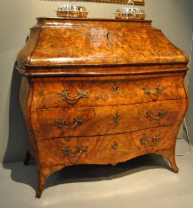 Walnut burr drop-front desk, Lombard manufacture from the mid-18th century, approx. 130 x 60 x 127