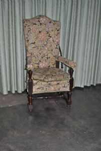 Poltrona con schienale mobile, in legno di noce a rocchetto Toscana del 600'  € 1500