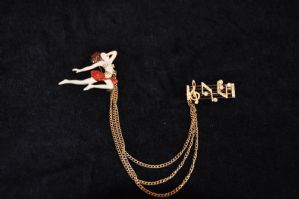 Broche duplo bailarina com notas musicais