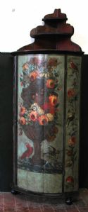 Angolare in legno laccato e decorato a motivi vegetali ed animali. Veneto del nord XVII° sec. cm.50x 50 h. 130