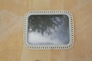 Specchiera in legno laccato bianco che vuole sembrare una ceramica di Weighwood  XIX° sec, cm 29 x39