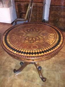 Splendido tavolo rotondo in legno di noce finemente intarsiato con legni vari LOMBARDIA XIX secolo 