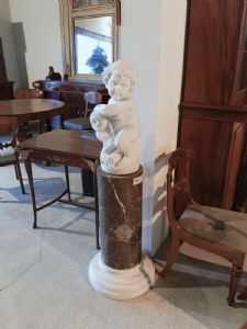 Colonna in marmo grigio  con statua di putto  in marmo bianco
