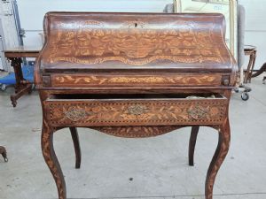 Fully inlaid center drop-front desk