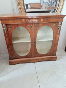 Viktorianische Nussbaumvitrine mit Intarsien und zwei Türen