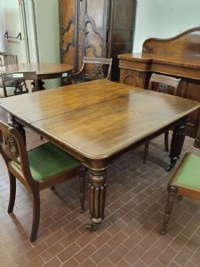 Extendable rectangular table with two leaves, fluted legs