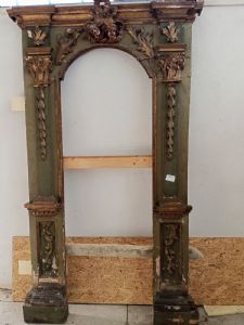 Portal em madeira lacada e dourada