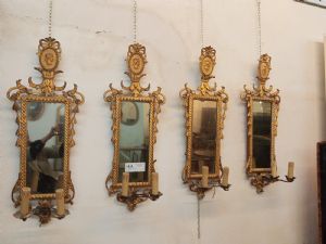 Sedie di 4 specchierine in legno dorato con fregi 