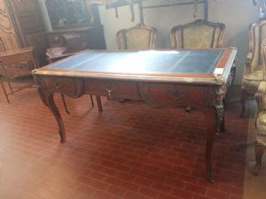 Scrivania in bois de roses ,piano in pelle e bronzi ornamentali