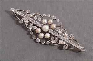White gold brooch with pearls and diamonds