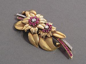 Yellow gold brooch with rubies and diamonds