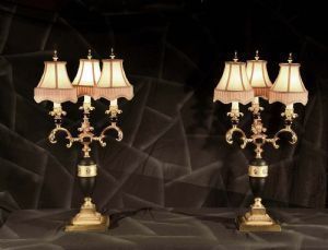Elegante Paar Empire-Tischlampen aus vergoldeter Bronze