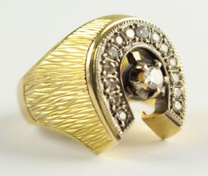 Anello in oro con diamanti taglio brillante , anni 40.