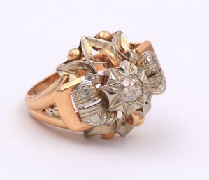 Anello in oro giallo e bianco 18 k con diamante centrale  . Anni 50