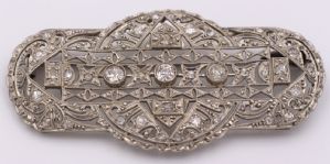 Art Deco platinum brooch entirely covered in brilliant-cut diamonds, 1920s/30s