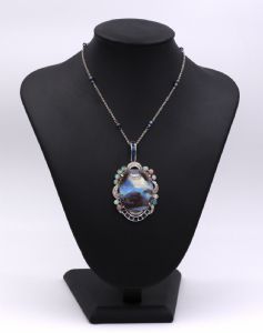 Ciondolo in oro bianco con opale gran boulder, diamanti taglio brillante e zaffiri. Catenina in oro bianco con opali. Anni 40