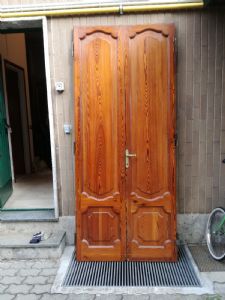 Porta in legno Peec Pay massello a due ante e conpleta di stipite . Fronte formellato cerniere originali XVIII sec.cm 110x220