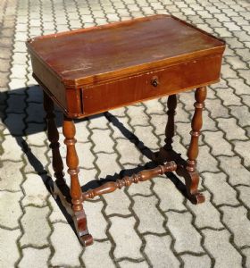 Tavolino da lavoro in noce 4 gambe tornite piano rettangolare. cassetto sotto al piano. XIX° sec. cm. 50 x40