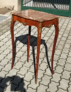 Elegante tavolino francese Lastronato in bois de rose 4 Gambe mosse decorazioni in bronzo dorato. Piano in marmo. cm. 40 x 30 h.78