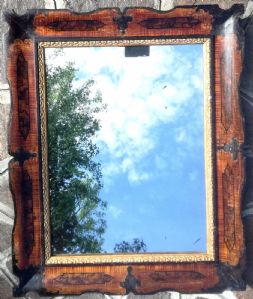 Originale specchiera in legno laccato in finto legno con decori ebano.tutta originale specchio ,fodera attaccaglie. XIX° sec. cm. 110 x 70