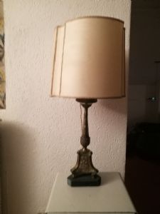 Lampada da tavolo ,candelliere in rame argentato sbalzato forma triangolare. Montato a luce XVIII° sec h. 70