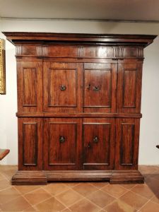 Credenza a doppio corpo lastronata in noce e radica di noce - Emilia - prima metà del XVII secolo