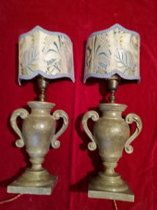 Coppia di vasi in legno laccato verde a forma di vaso con anse a ricciolo. montati a luce h. cm. 35