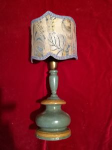 Lampada da tavolo in legno laccato verde e ocra,montata a luce. h. cm. 30