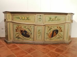 Importante credenza da parata dipinta - Modena, prima metà del XVIII secolo - pubblicata