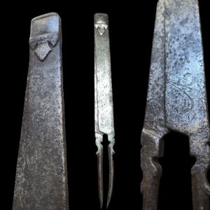 Compasso da carpentiere in ferro forgiato ed inciso XVIII secolo 