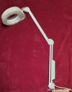 Lampada da restauratore di dipinti altro. Braccio snodabile da tavolo lente di ingrandimento e luce incorporata. H. 100