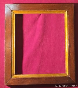 Cornice in noce massello con sagoma interna dorata I° XIX° sec. luce cm. 25x30 est.34x40