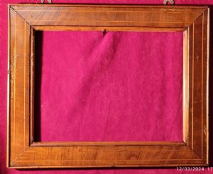 Graziosa cornice in noce con filettature intarsiate in acero chiaro I° XIX° sec. luce cm. 34x 25 est. 45x36 