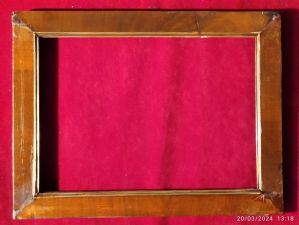 Cornice in noce massello con sagoma interna dorata XIX° sec. luce cm.26x38.5 est. 37x49