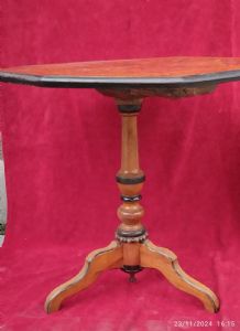Tavolino con piano ottagonale intersiato riccamente  manufattura del buon ricordo di Sorrento 1840 diam. 75 h.75