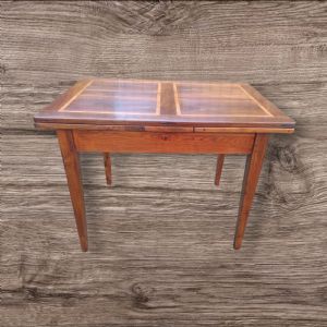 Extendable dining table