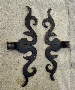 Important pair of wrought iron forged and engraved hinges