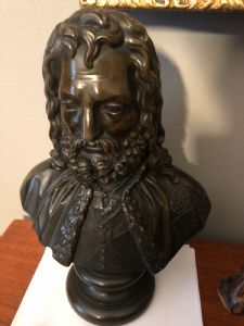 Busto di bronzo di un cavaliere con la croce di Malta
