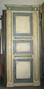 Armário de parede pintado com têmpera