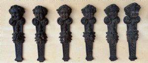 Gruppo di 6 fregi in legno intagliato