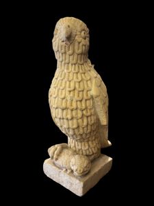 Scultura raffigurante un rapace che trattiene tra le zampe un serpente 