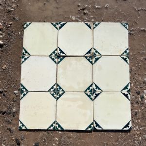 Mattonelle con fiore verde