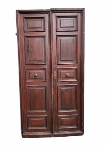 Porta de nogueira da região da Lombardia com ferragens originais