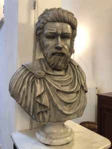 Grande Busto di un Imperatore Romano, Marmo