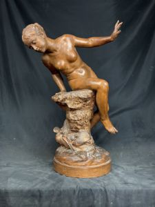 Scultura in terracotta raffigurante una ninfa che osserva una coppia di colombe, firmata "Rougelet"
