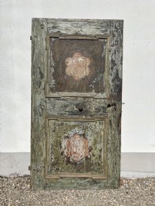 Porta a un battente con tracce di laccatura