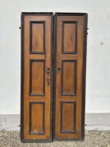 Porta laccata effetto marmo, con retro rivestito in metallo.