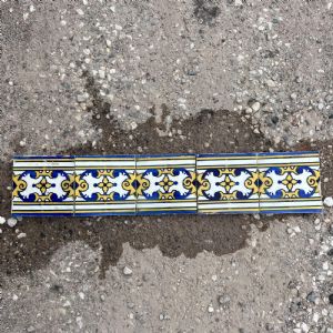 Bordo in maiolica 