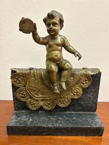 Putto seduto in bronzo dell'Ottocento